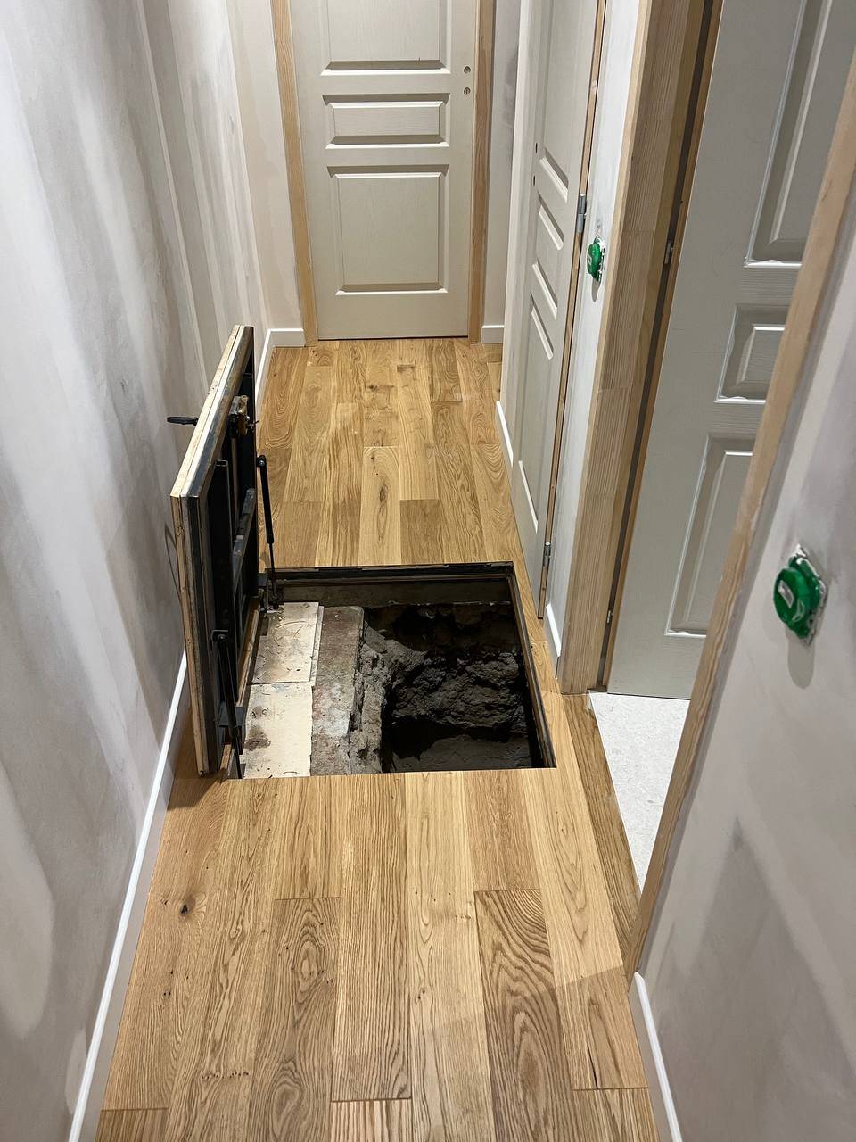 Pose d'un parquet en bois massif de qualité avec une trappe cachée intégrée chez un client à Toulon