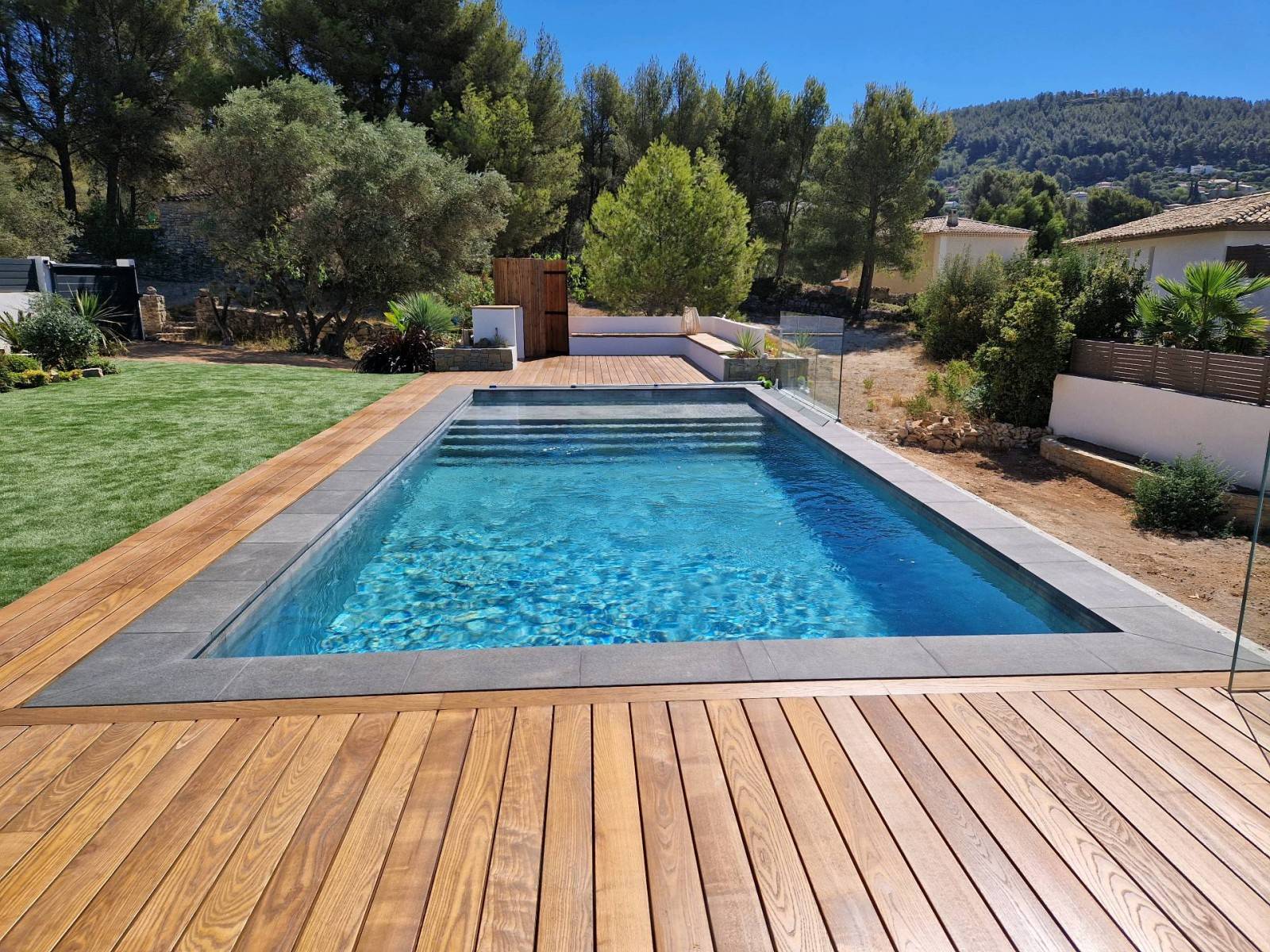 Construction d'une piscine miroir à débordement en béton avec une banquette à Saint Tropez dans le Var