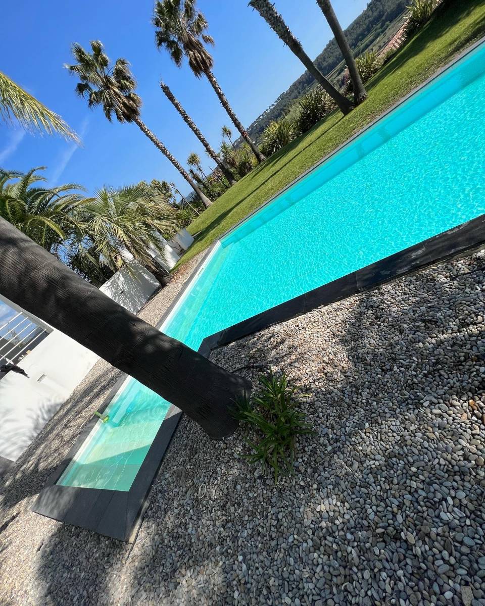 Construction sur mesure d’une piscine de style Californien en béton avec revêtement PVC armé à la Cadière d'Azur dans le Var