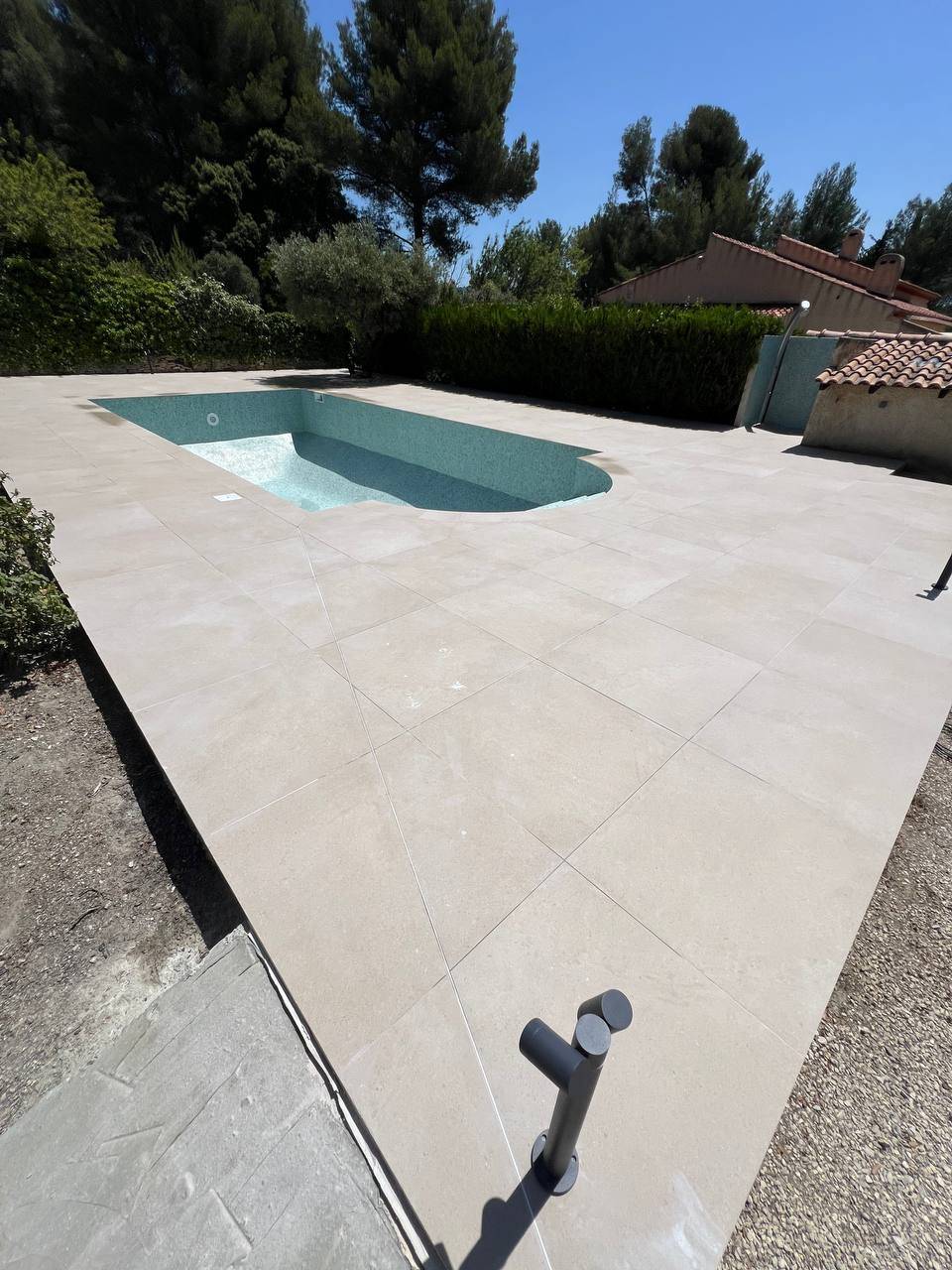 Aménagement d'une plage en carrelage autour de la piscine pour nos client de Saint Cyr sur mer dans le Var 83