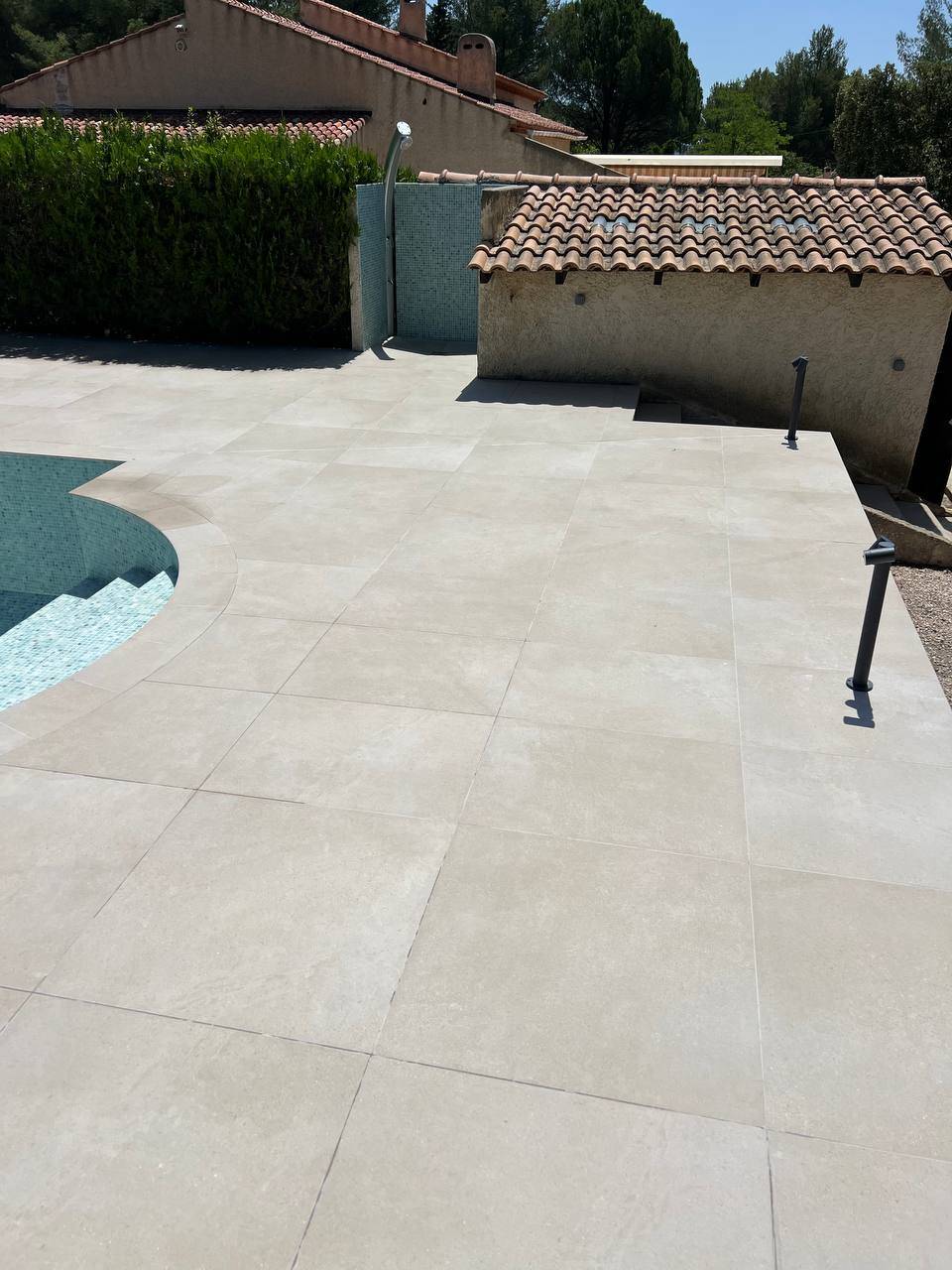 Aménagement d'une plage en carrelage autour de la piscine pour nos client de Saint Cyr sur mer dans le Var 83