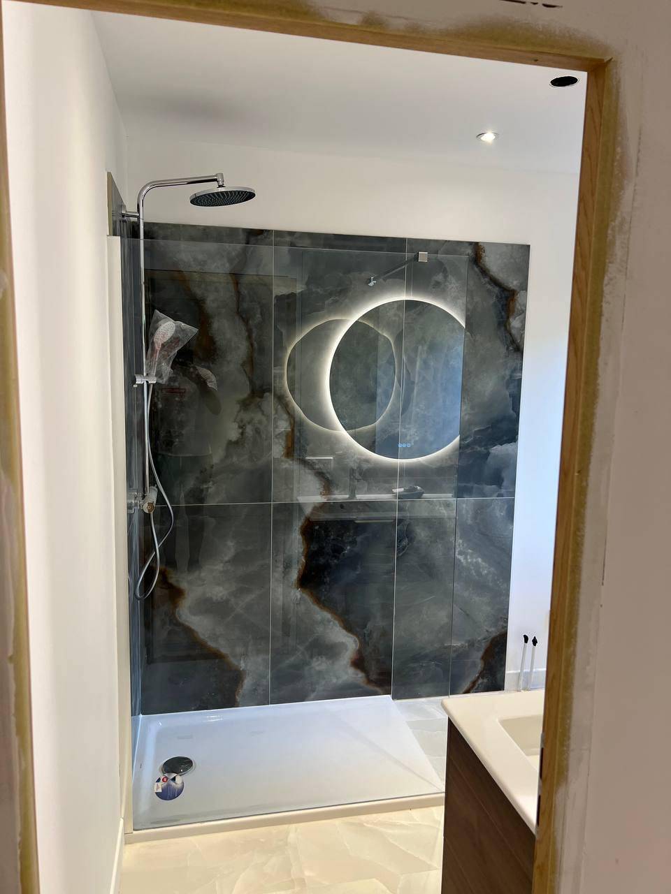 Aménagement et Rénovation d'une salle de bain haut de gamme avec douche à l'italienne dans le secteur du Beausset